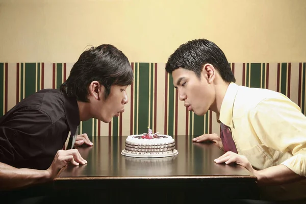 Twee Mannen Blazen Kaarsen Uit Verjaardagstaart — Stockfoto