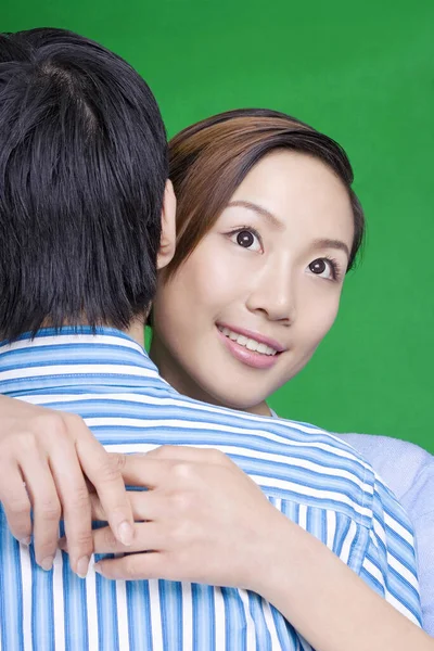 若いカップルの抱き締めることの肖像画 — ストック写真