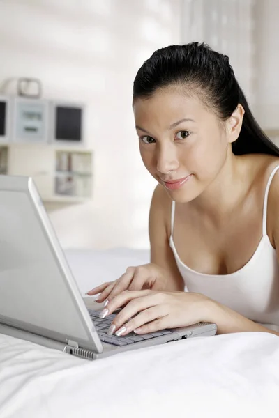 Mulher Deitada Para Frente Cama Usando Laptop — Fotografia de Stock