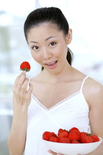 イチゴのボウルを持つ女性 — ストック写真
