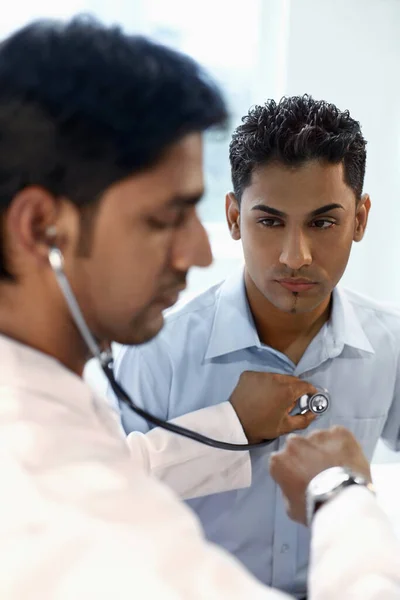 Médico Examinando Paciente Con Estetoscopio — Foto de Stock