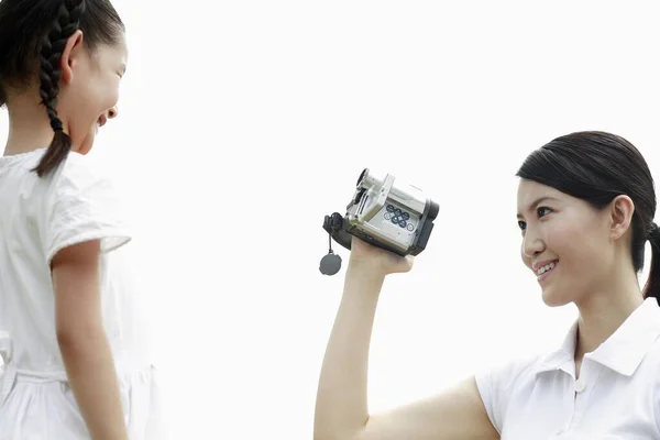 Mulher Filmando Sua Filha Parque — Fotografia de Stock