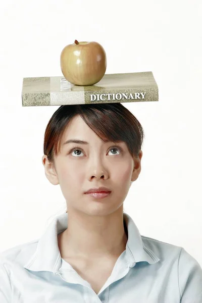 Femme Levant Les Yeux Tout Équilibrant Dictionnaire Une Pomme Sur — Photo