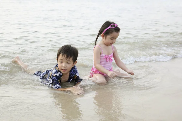 Jongen Meisje Spelen Met Water Het Strand — Stockfoto