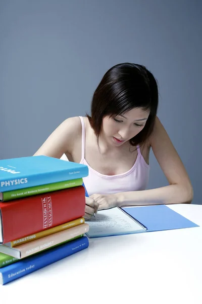 Kvinnlig Student Skriver Anteckningsboken — Stockfoto