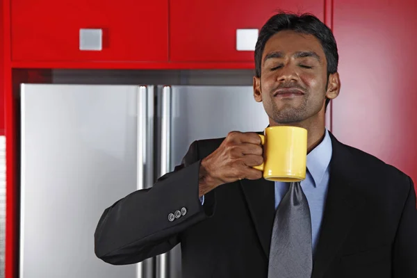 Бизнесмен Наслаждается Чашкой Кофе — стоковое фото