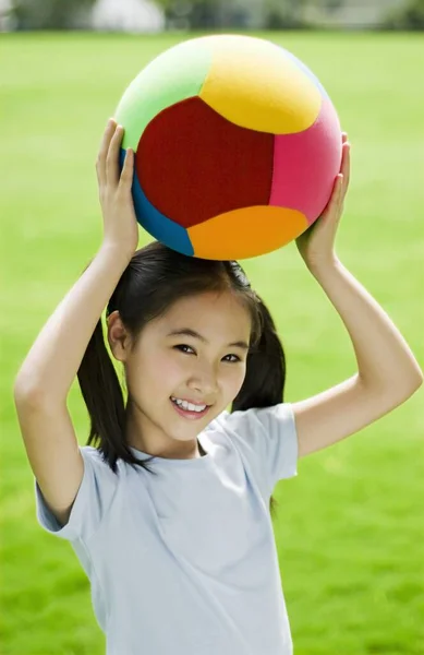 Mädchen Hält Ball Auf Dem Kopf — Stockfoto