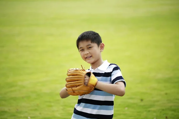 Мальчик Бейсбольной Перчатке Позирует Перед Камерой — стоковое фото