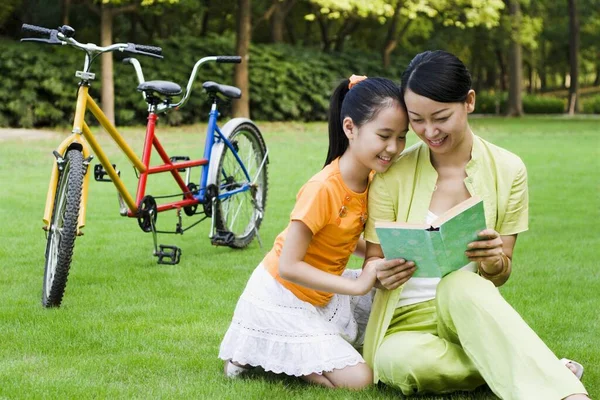 Livre Lecture Mère Fille Dans Parc — Photo