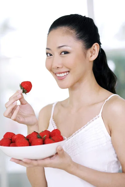 Mujer Con Tazón Fresas —  Fotos de Stock