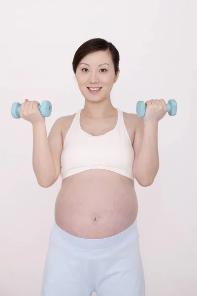 임신한 리프팅 — 스톡 사진