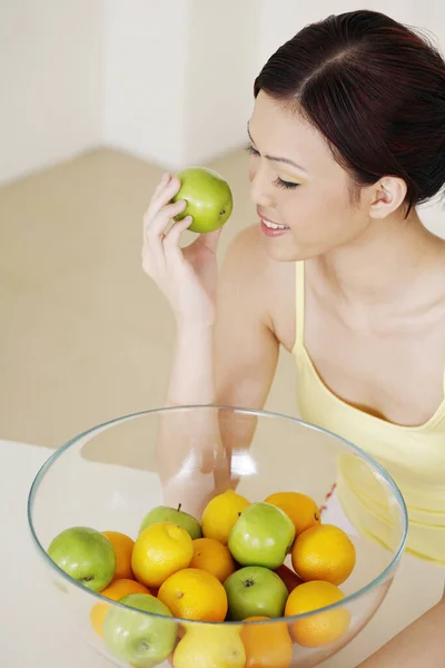 Femme Avec Bol Fruits — Photo