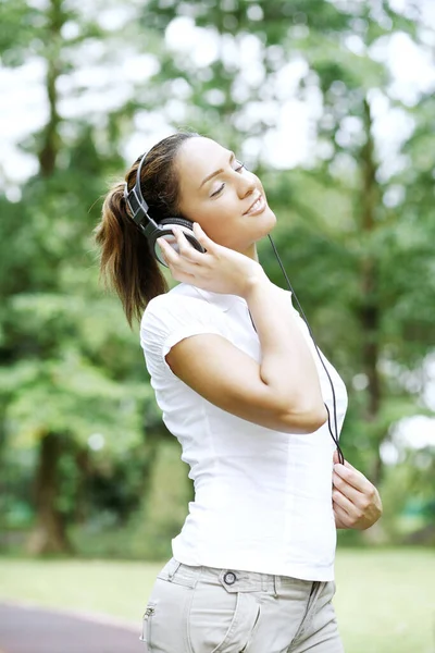 Frau Hört Musik Über Kopfhörer — Stockfoto