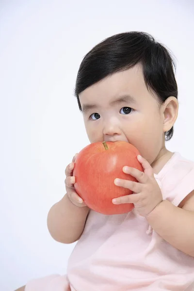 Bebé Comiendo Manzana —  Fotos de Stock