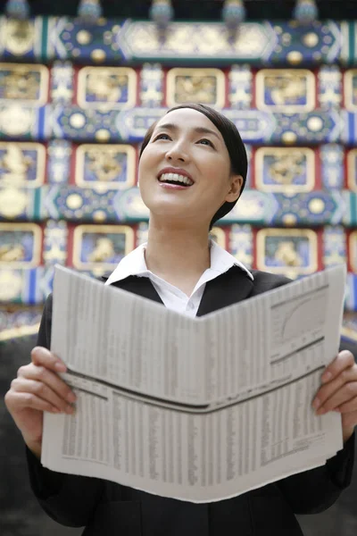 Empresária Lendo Jornal — Fotografia de Stock