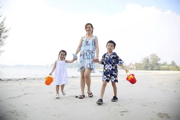 Kumsalda Çocuklarıyla Ele Yürüyen Bir Kadın — Stok fotoğraf