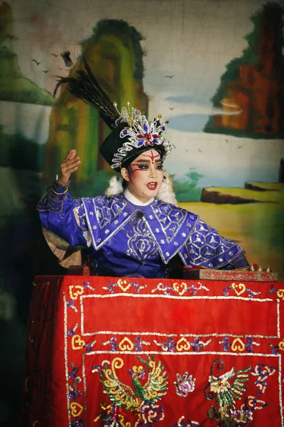 Tiyatro Sahnesinde Opera Sanatçısı — Stok fotoğraf