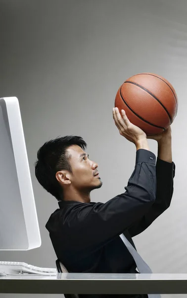 Бизнесмен Пытающийся Выстрелить Баскетбол — стоковое фото