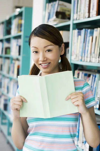 Junge Frau Liest Buch Der Bibliothek — Stockfoto