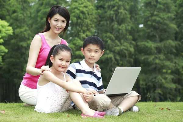 Mor Och Barn Som Använder Laptop Parken — Stockfoto