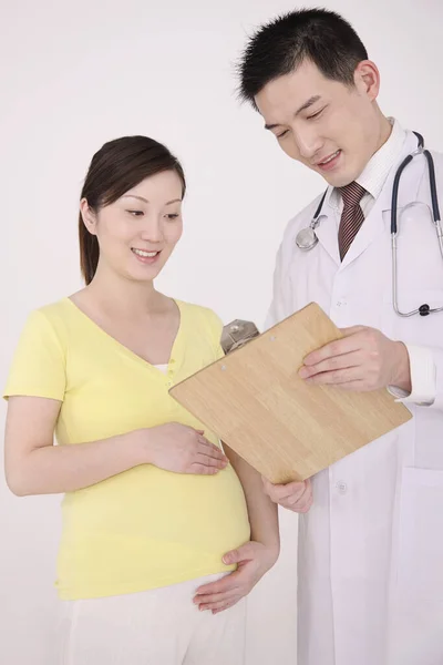 Pregnant Woman Consulting Doctor — Stock Photo, Image