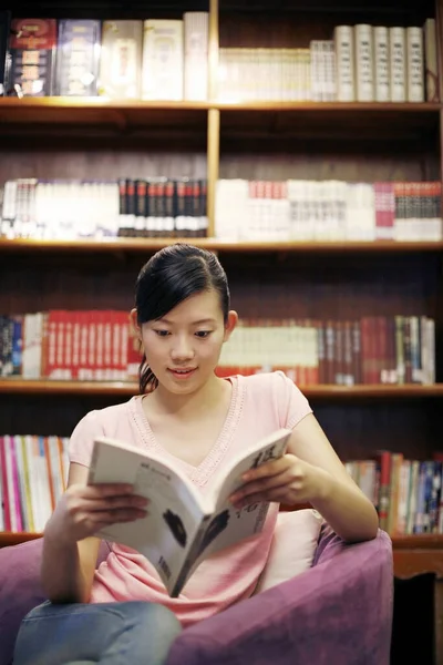 Kvinnlig Student Biblioteket — Stockfoto