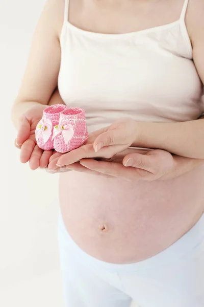 Gravid Kvinna Håller Baby Skor Man Kramar Henne Bakifrån — Stockfoto