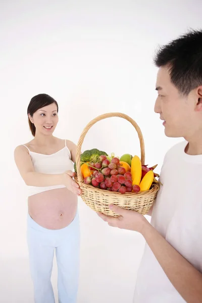Muž Dává Koš Ovoce Zeleniny Těhotné Ženě — Stock fotografie