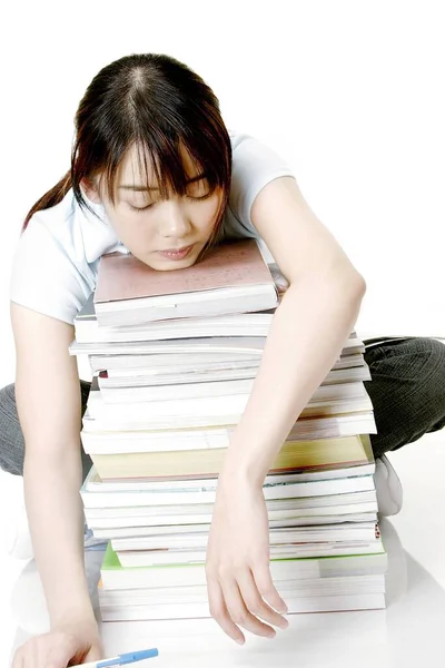 Mulher Dormindo Com Cabeça Apoiada Uma Pilha Livros — Fotografia de Stock