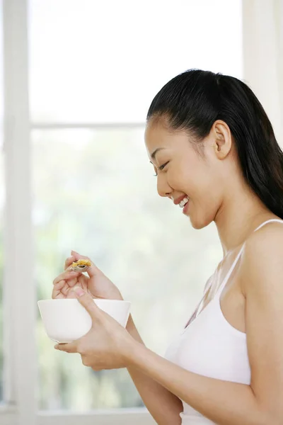 Frau Genießt Ihr Frühstückszerealien — Stockfoto