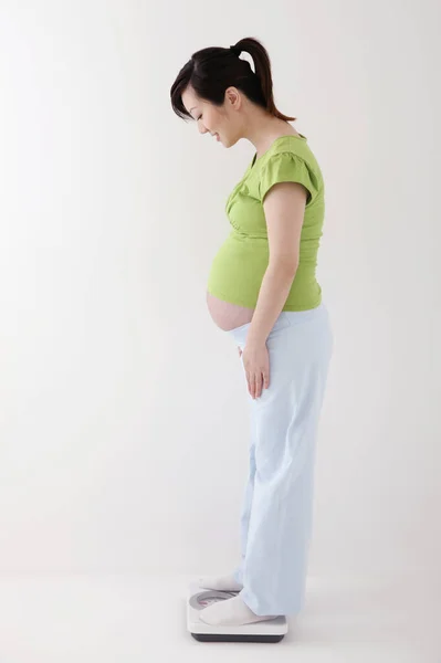 Mujer Embarazada Pie Escala Peso — Foto de Stock