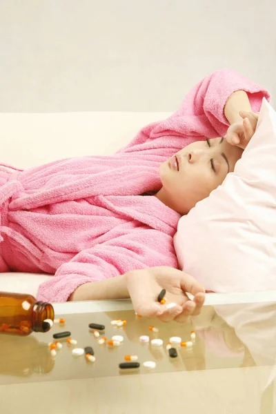 Wanita Berbaring Sofa Dengan Pil Keluar Dari Botol — Stok Foto