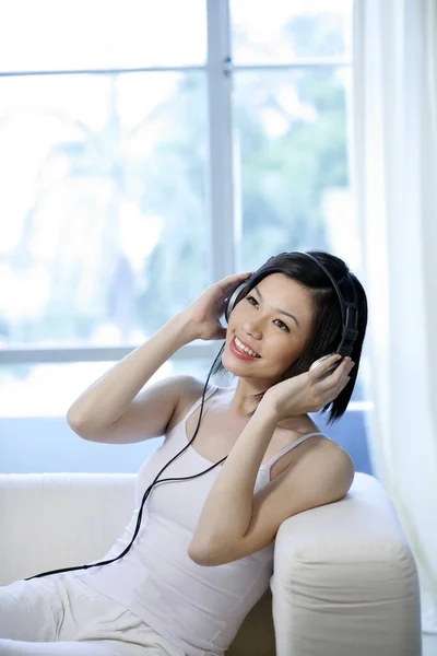 Kvinna Lyssnar Musik Med Hörlurar — Stockfoto