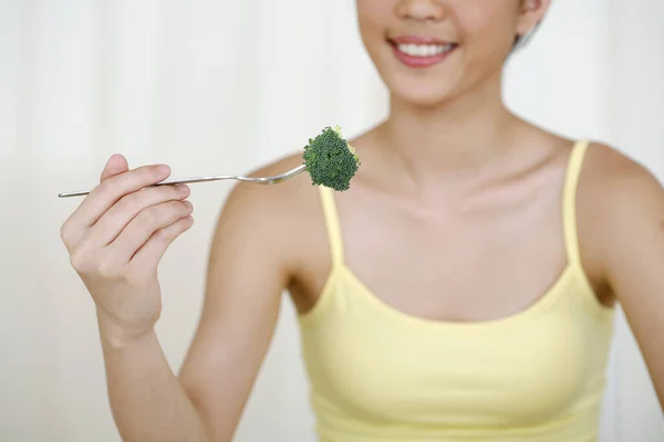 Jonge Vrouw Die Broccoli Eet — Stockfoto