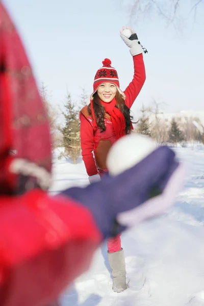 妇女有雪球战 — 图库照片