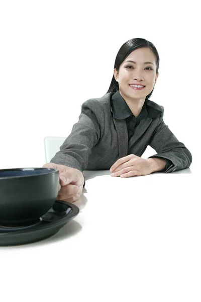 Mujer Negocios Sonriendo Mientras Busca Taza — Foto de Stock