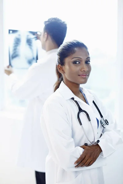 Médico Feminino Sorrindo Com Braços Cruzados Outro Médico Olhando Para — Fotografia de Stock