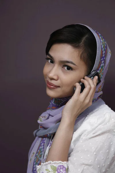 電話で話す伝統的な服のビジネスマンの女性 — ストック写真