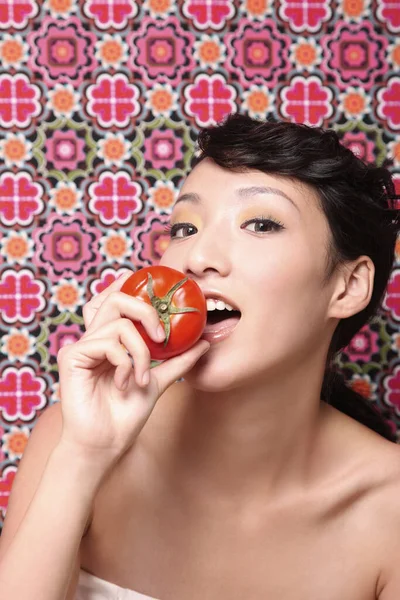 토마토를 먹으려는 — 스톡 사진