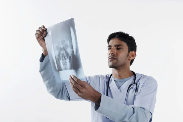Dokter Die Röntgenfoto Onderzoekt — Stockfoto