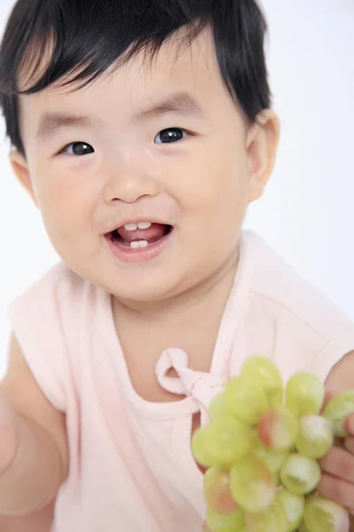 Baby Girl Holding Grapes — Stock Photo, Image