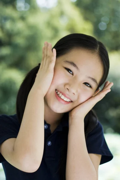 Menina Posando Para Câmera — Fotografia de Stock