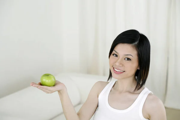 Mujer Sosteniendo Manzana Verde —  Fotos de Stock