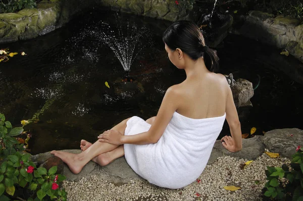 Woman Towel Sitting Pond — Stock Photo, Image