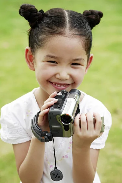 公園でビデオカメラを使用して女の子 — ストック写真