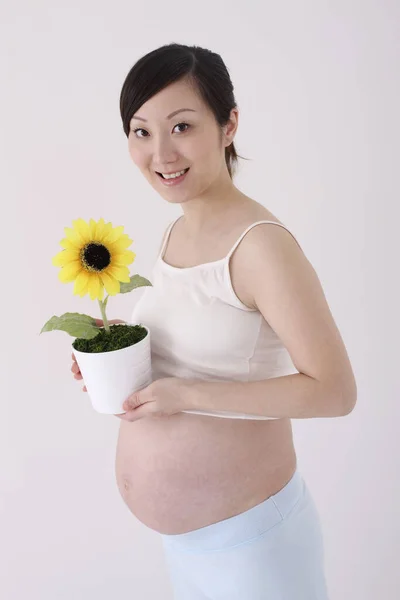 Elinde Saksı Saksısı Olan Hamile Bir Kadın — Stok fotoğraf
