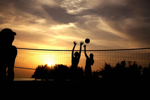 Силуэт Мужчин Женщин Играющих Пляжный Волейбол — стоковое фото