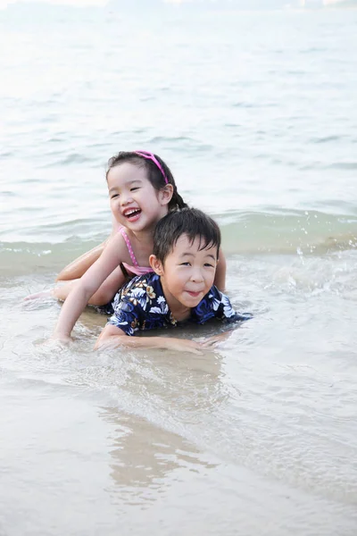 Jongen Meisje Spelen Met Water Het Strand — Stockfoto