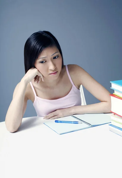 Vrouwelijke Student Fronsen Tijdens Het Denken — Stockfoto