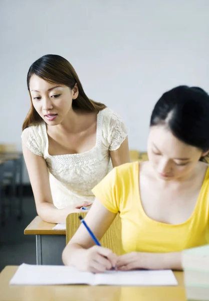 Jonge Vrouw Probeert Bedriegen Tijdens Het Examen — Stockfoto